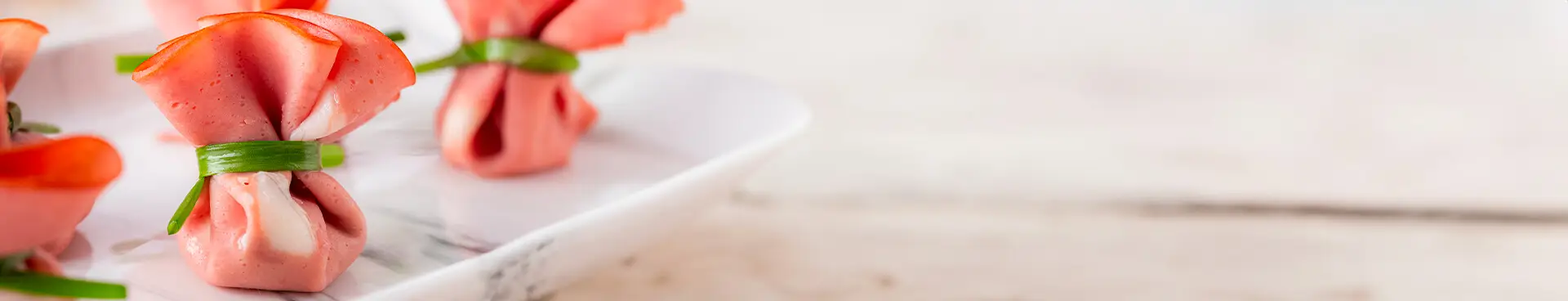 Trouxinha de mortadela com creme de ricota Trouxinha de mortadela com creme de ricota